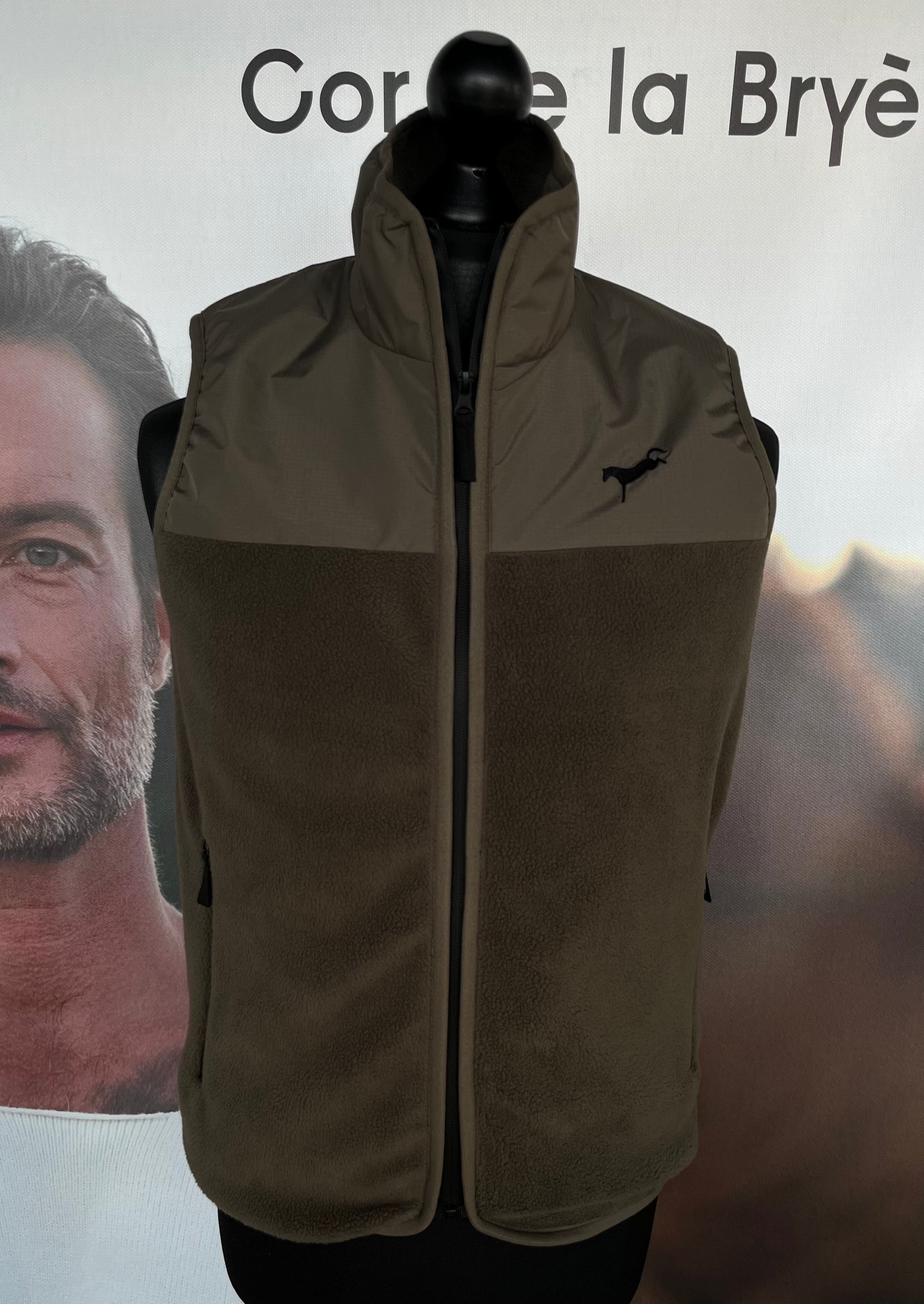 Weste Caleary mit Teddyfell und 3D Stick-Logo