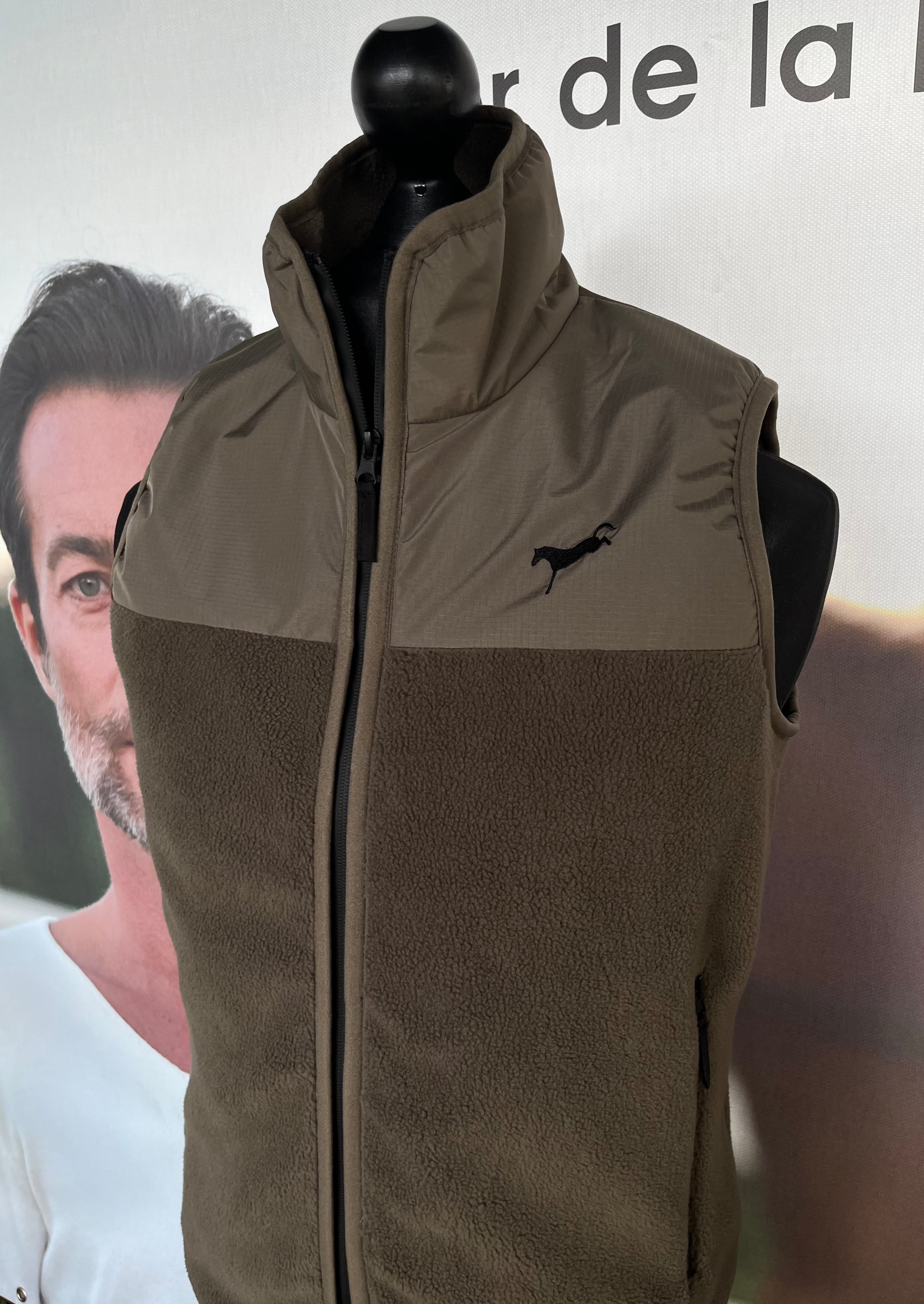 Weste Caleary mit Teddyfell und 3D Stick-Logo